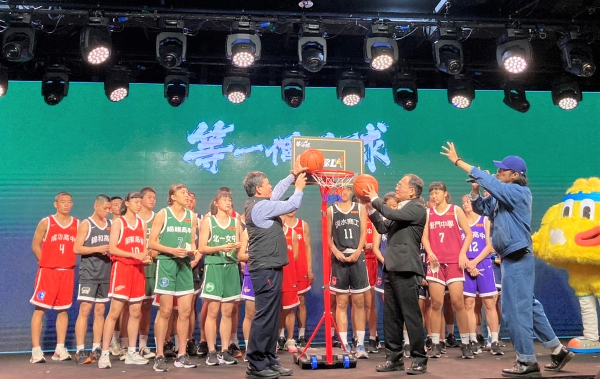 (圖)At the HBL League One initiation ceremony, SA General Secretary Lu Hung-Ching (front center) and President of the Chinese Taipei School Sport Federation Hu Jian-feng (front left) invite fans to feel the excitement of HBL.